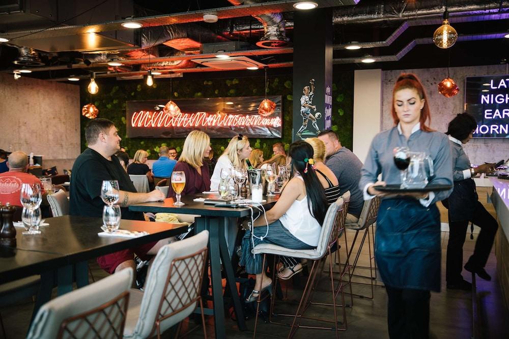 Village Hotel Портсмът Екстериор снимка