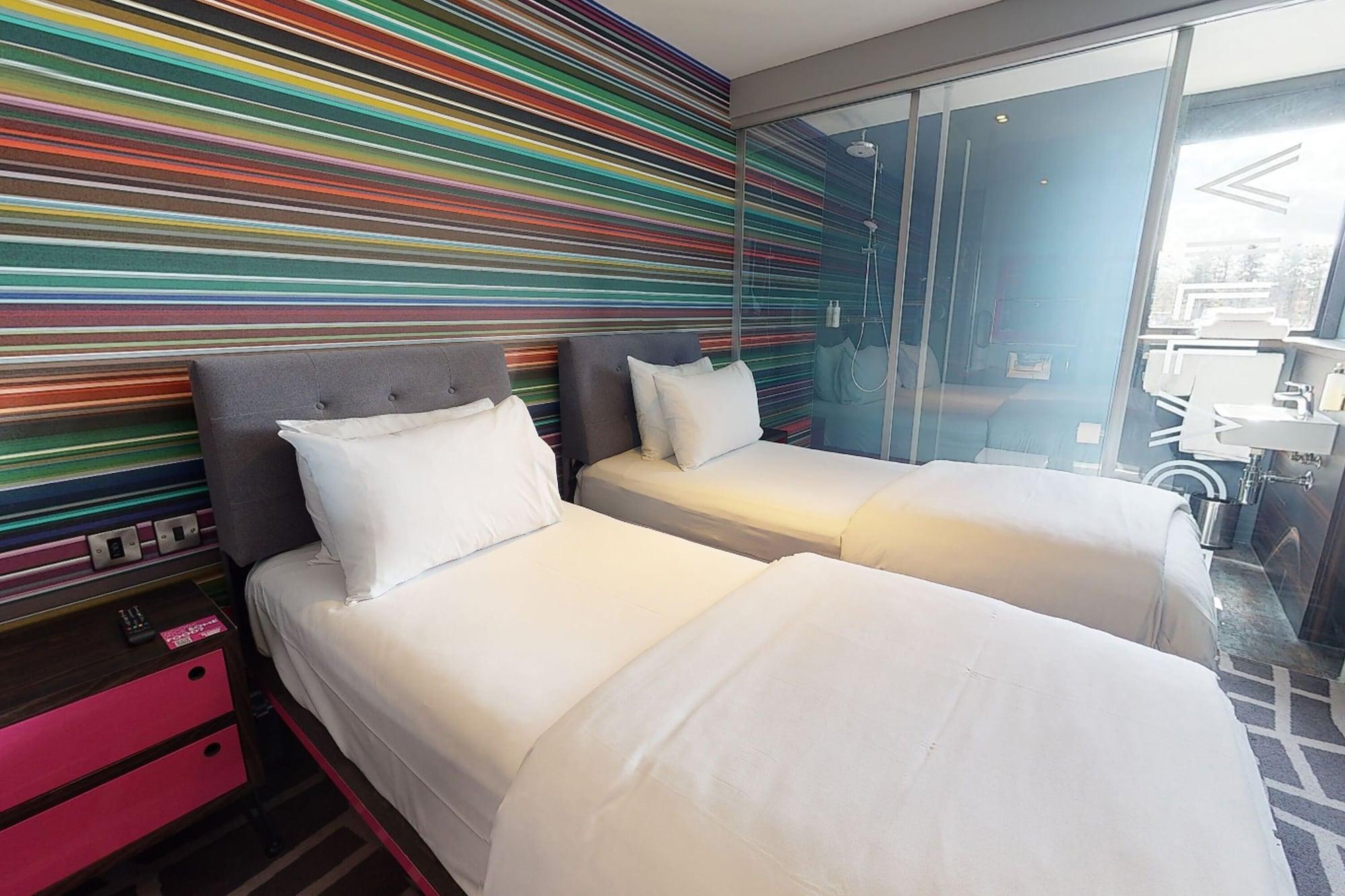 Village Hotel Портсмът Екстериор снимка